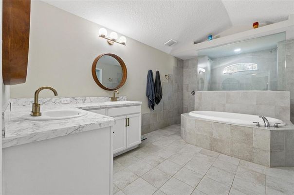 Bathroom, Dual Sink Vanities, Interior, Recessed Lighting