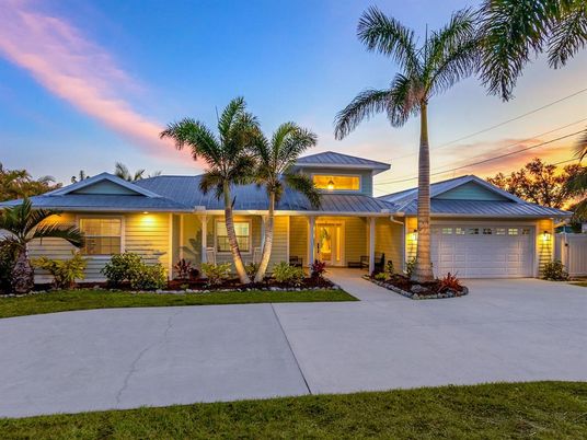 Attached, Exterior, Facade, Ranch