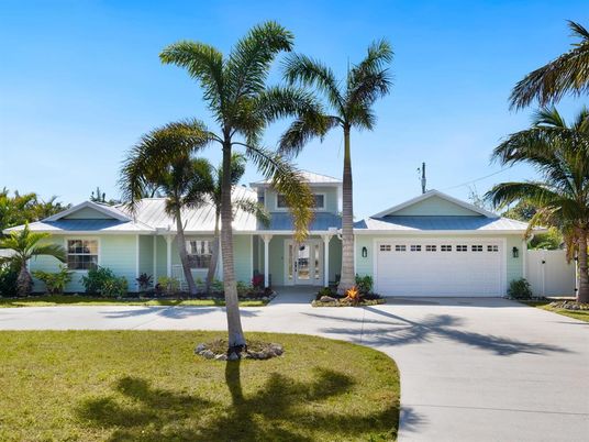 Attached, Exterior, Facade, Ranch