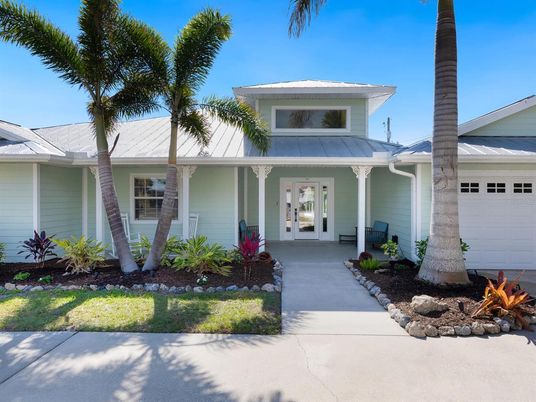 Attached, Exterior, Facade, Ranch