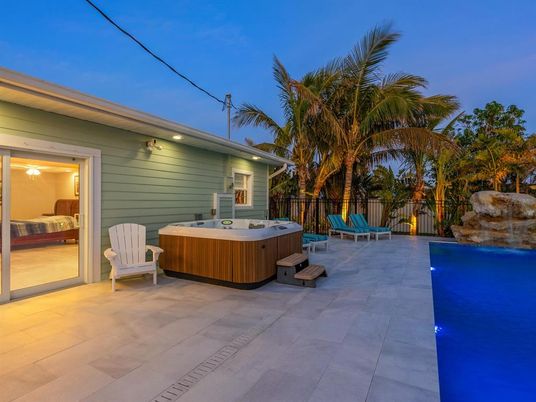 Exterior, Hot Tub