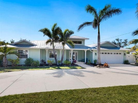 Attached, Exterior, Facade, Ranch