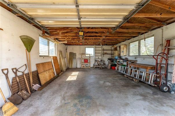 Garage, Interior, Wooden Beams