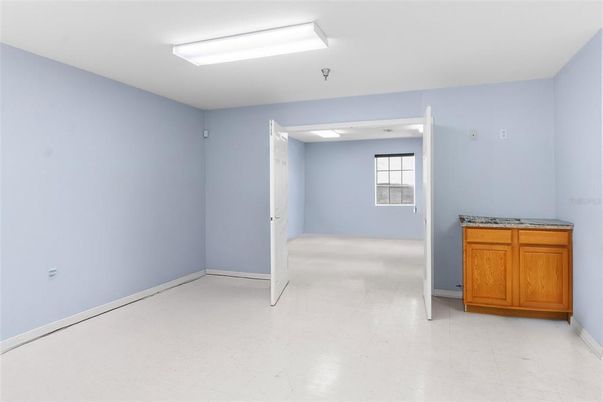 Empty room, Interior