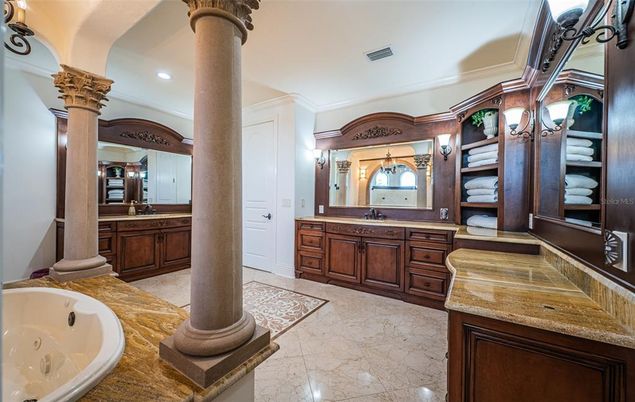 Bathroom, Dual Sink Vanities, Interior, Recessed Lighting
