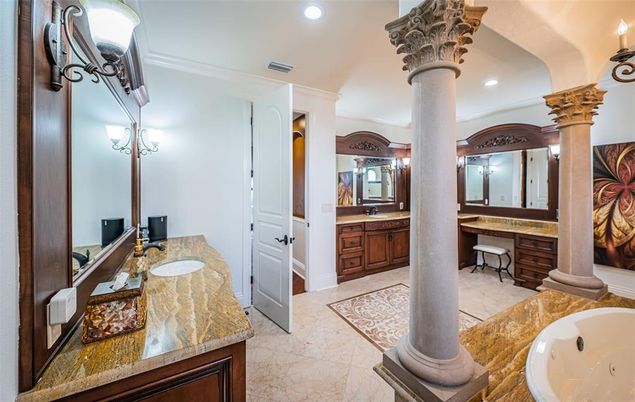 Bathroom, Dual Sink Vanities, Interior, Recessed Lighting