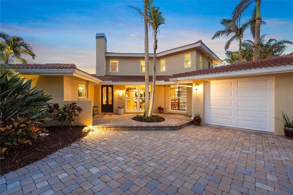 Attached, Exterior, Facade, Mediterranean