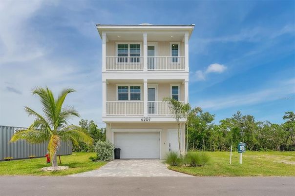 Attached, Exterior, Facade, Modern
