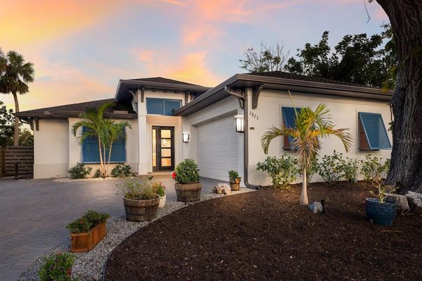 Attached, Exterior, Facade, Modern