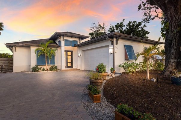 Attached, Exterior, Facade, Modern