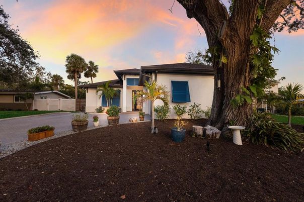 Backyard, Exterior, Facade, Ranch
