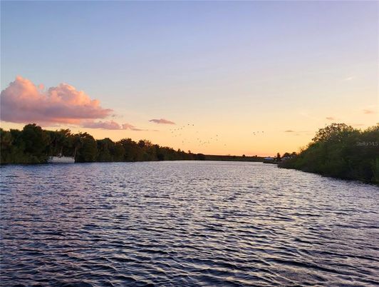 Exterior, Lake