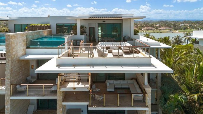 Exterior, Facade, Pool, Modern