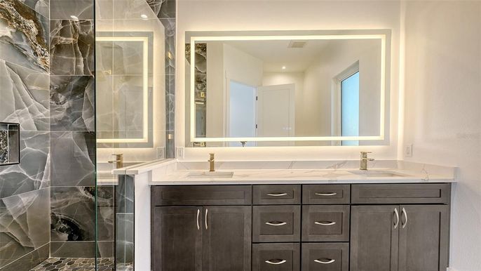 Bathroom, Dual Sink Vanities, Interior, Recessed Lighting