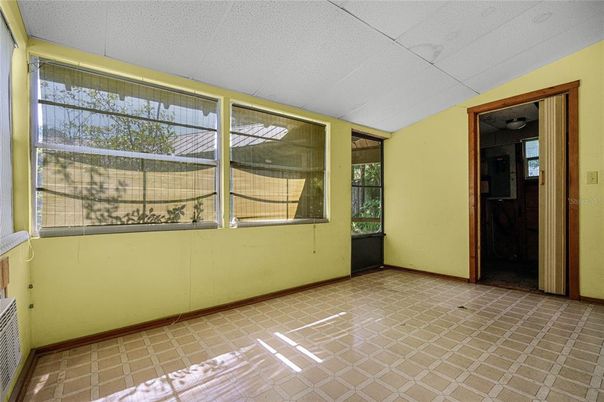 Empty room, Interior