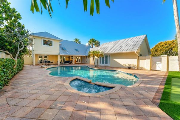 Exterior, Pool