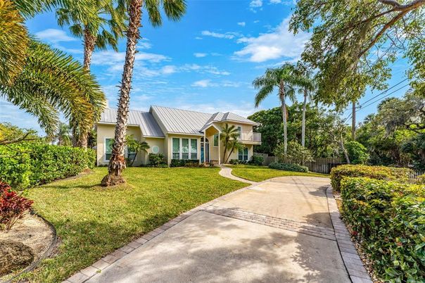 Backyard, Exterior, Facade, Ranch