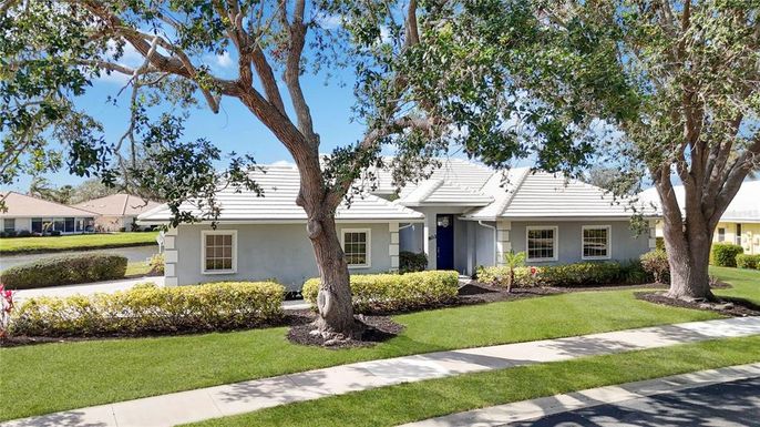 Exterior, Facade, Ranch