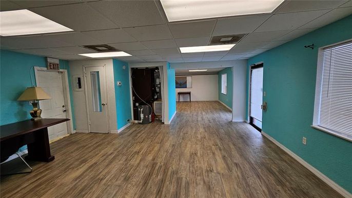 Interior, Recessed Lighting, Wood Texture Flooring
