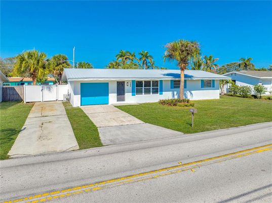 Attached, Exterior, Facade, Ranch