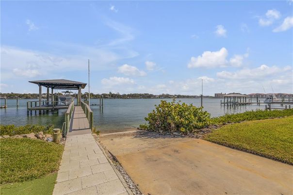 Exterior, Lake