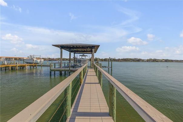 Exterior, Lake