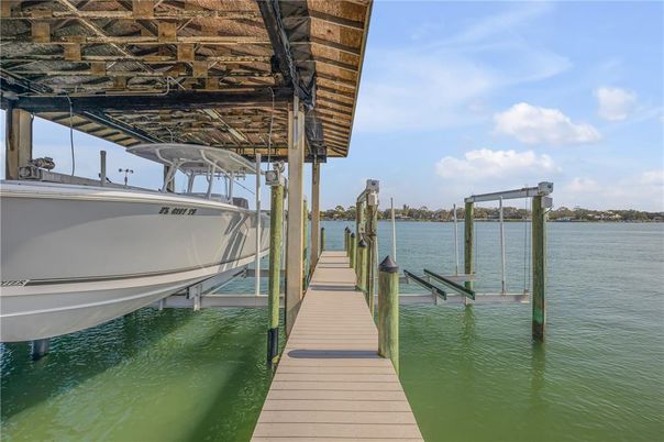 Exterior, Lake