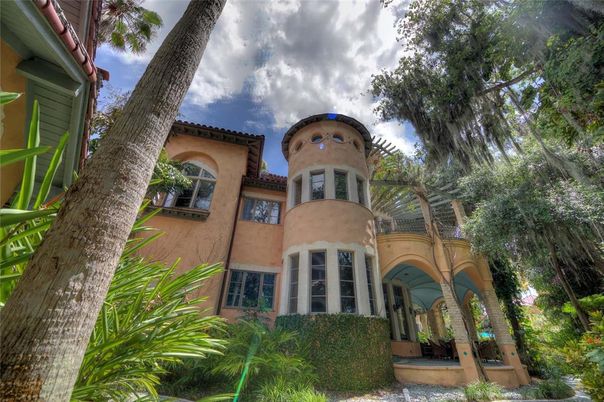 Exterior, Facade, Mediterranean