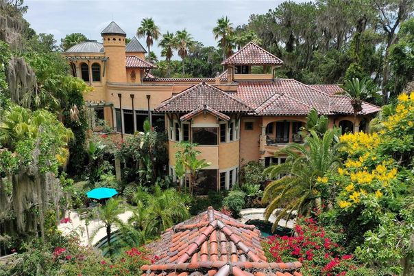 Exterior, Facade, Mediterranean