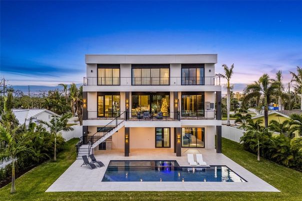 Backyard, Exterior, Facade, Pool, Modern