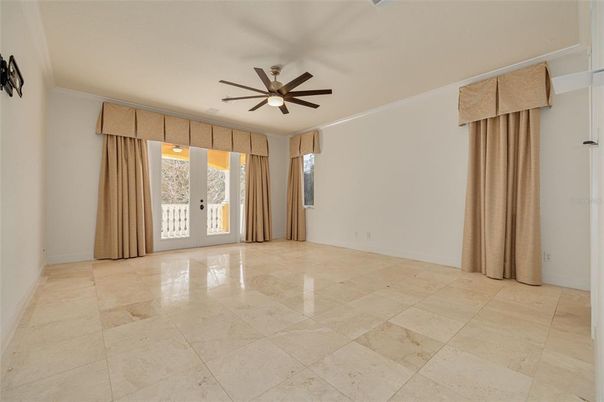 Empty room, Interior