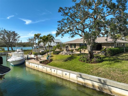 Exterior, Lake