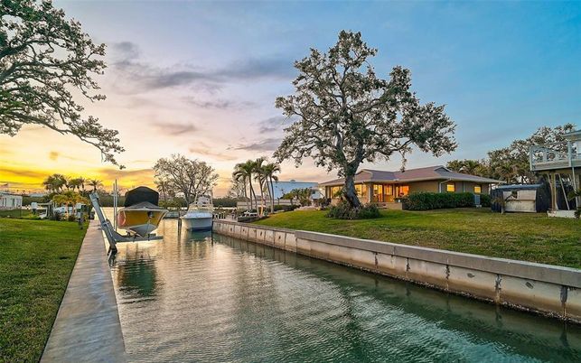 Exterior, Lake
