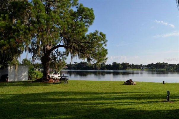 Exterior, Lake