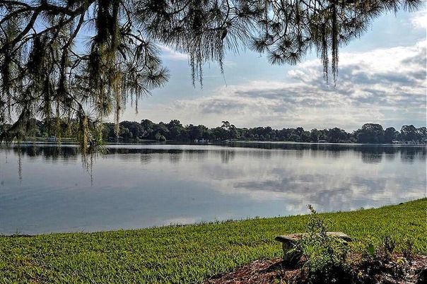 Exterior, Lake
