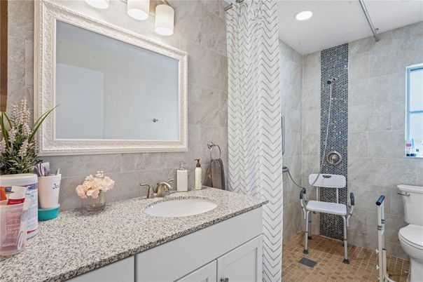 Bathroom, Dual Sink Vanities, Interior, Recessed Lighting