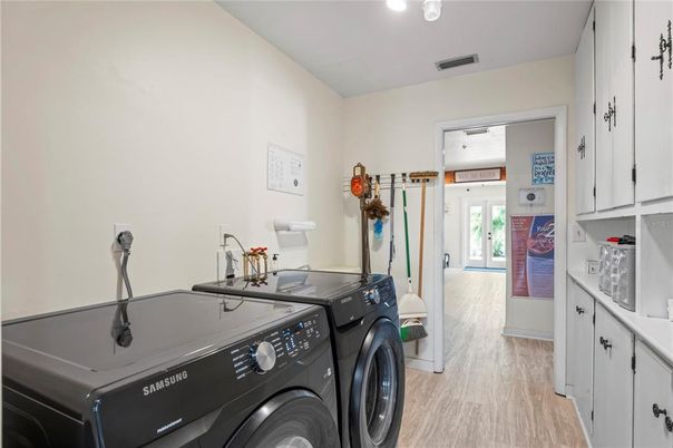Interior, Recessed Lighting, Washer, Wood Texture Flooring