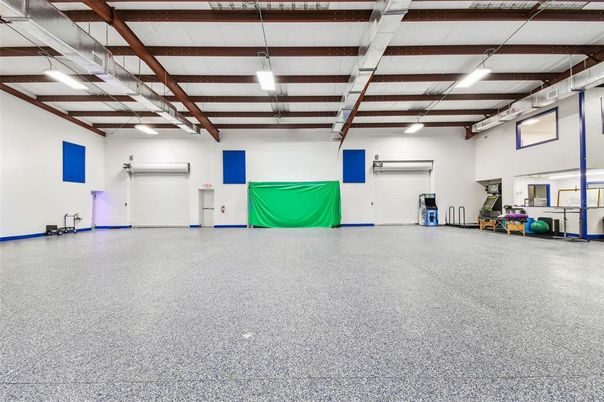 Fitness Equipment, Garage, Interior, Wooden Beams