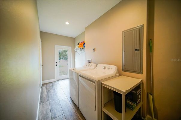 Interior, Recessed Lighting, Washer, Wood Texture Flooring