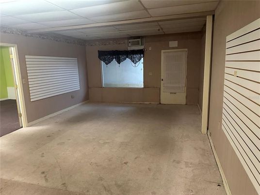 Empty room, Interior