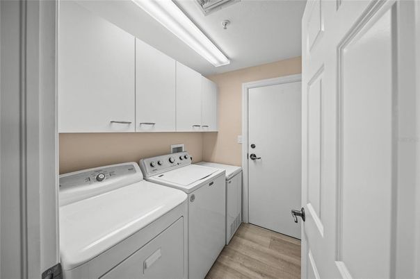 Interior, Utility Closets, Washer, Wood Texture Flooring