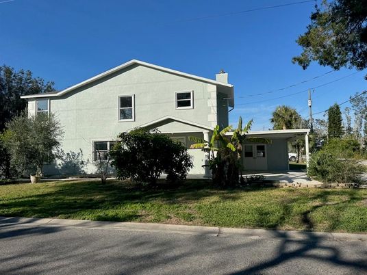 Exterior, Facade, Split Level