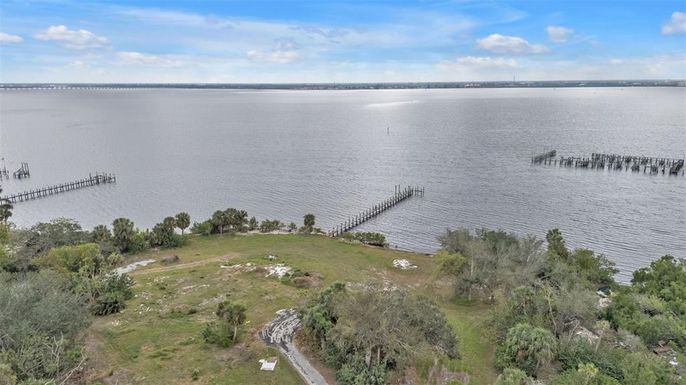 Exterior, Lake