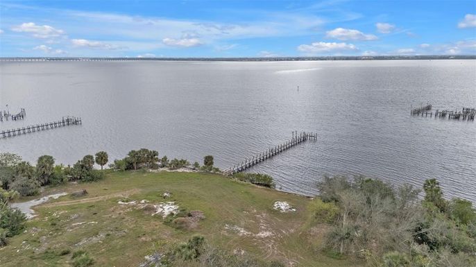 Exterior, Lake