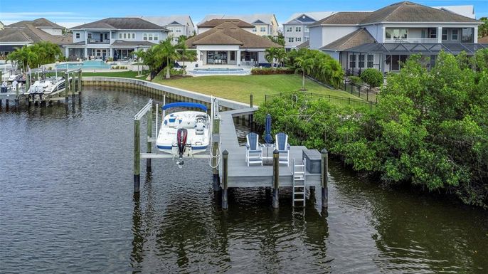 Exterior, Lake