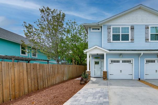 Attached, Exterior, Facade, American Craftsman