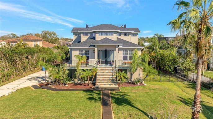 Backyard, Exterior, Facade, American Foursquare