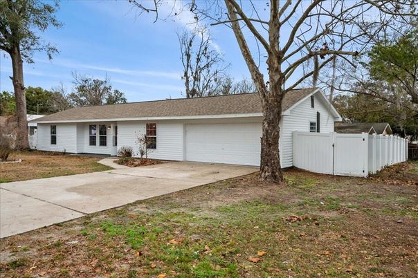Attached, Exterior, Facade, Ranch