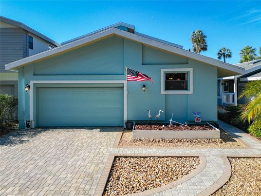 Attached, Exterior, Facade, American Craftsman
