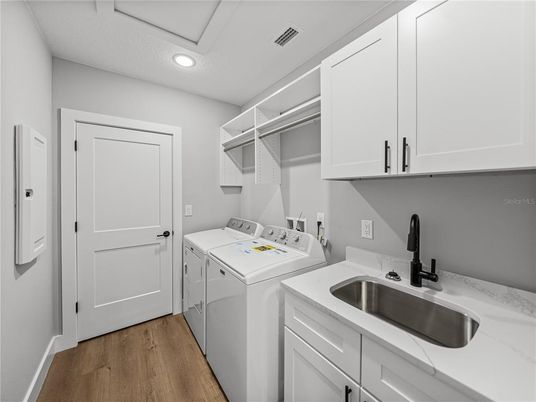 Interior, Recessed Lighting, Washer, Wood Texture Flooring